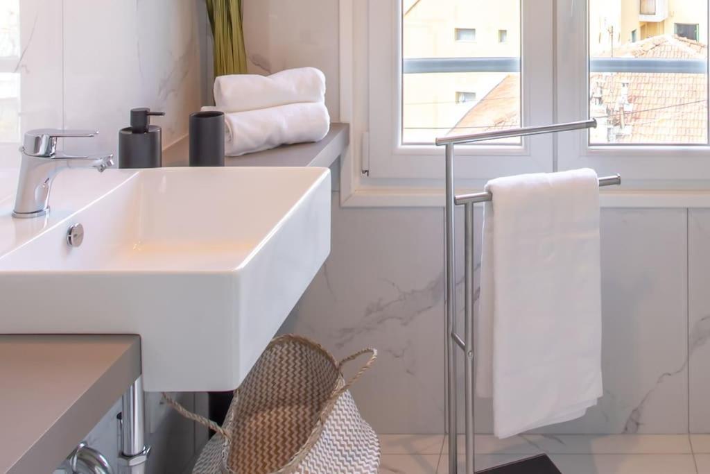 #24 Marie-Claire Suite Sea View/Balcony/Ac/5Min Port Villefranche-sur-Mer Bagian luar foto